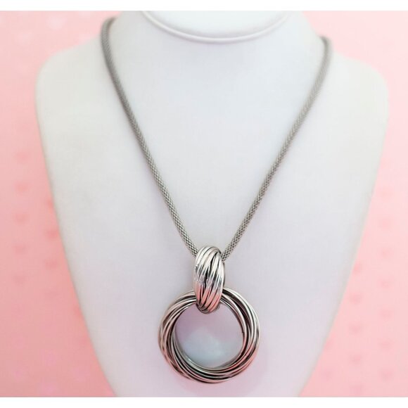 Vintage Silver Tone Spiral Rings Pendant Elegant Necklace 30 inch - X18 - Picture 1 of 3